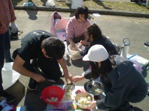 全校縦割り芋煮会②
