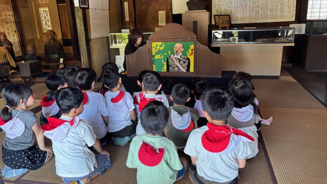 園児への読み聞かせの様子