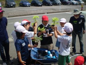 人権の花植え④