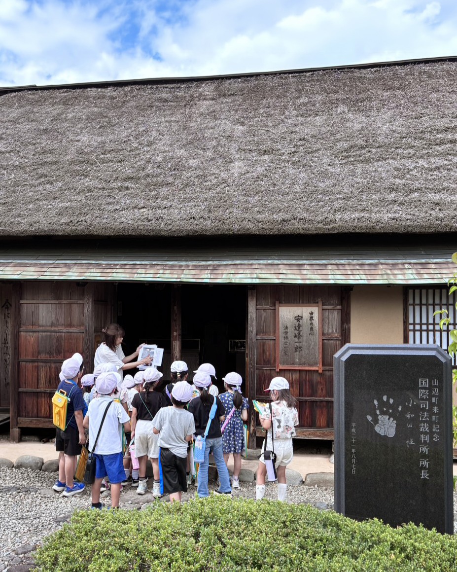 生家を見学する小学生たち