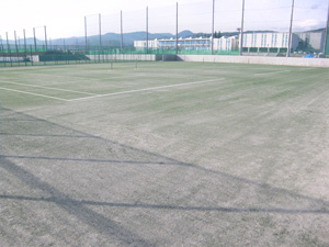 砂入り人工芝のテニスコートの画像